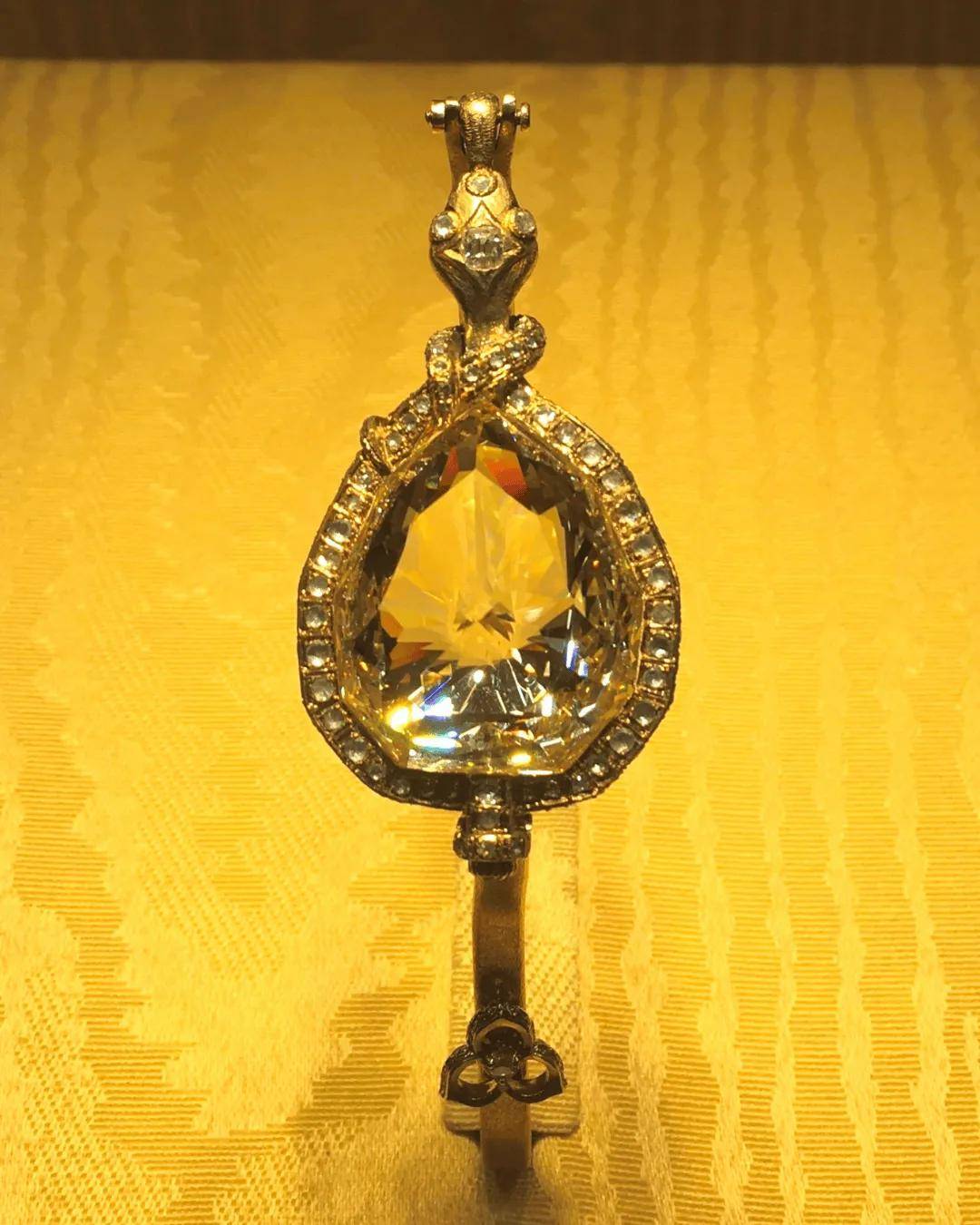 失踪百年的欧洲王室诅咒之钻重现<strong></p>
<p>美邦服饰股票</strong>，背后藏着一位忠贞皇后的惊人布局