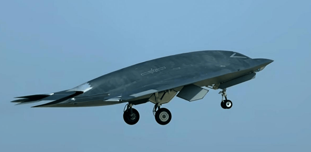 福建舰上班后<strong></p>
<p>中京电子股票</strong>，中国空军也不藏了！轰隆一声巨响，歼20旁多了架新战机