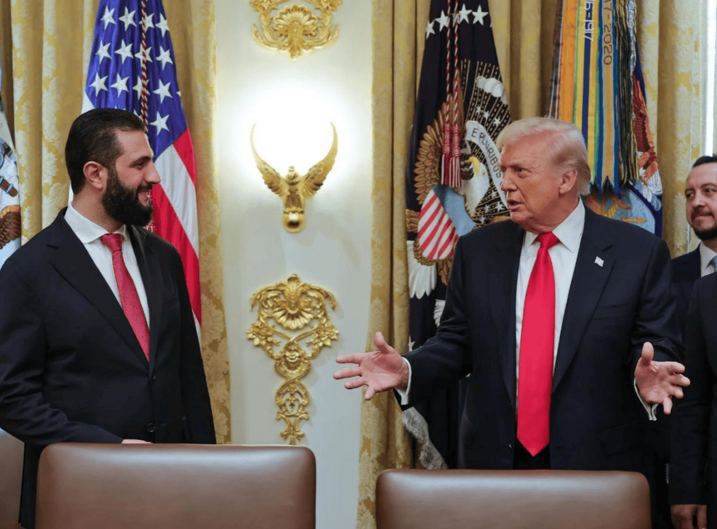 朱拉尼在合照中站得笔直<strong></p>
<p>中京电子股票</strong>，特朗普把人叫来白宫，却连正门都不让走