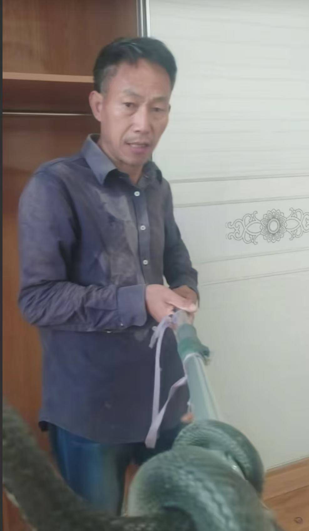 “蛇被我甩开了<strong></p>
<p>中京电子股票</strong>，没完全注射毒液”，湖南直播抓蛇被咬伤网红被警方拘留后发声道歉