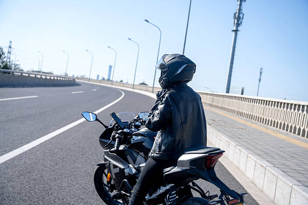 女骑警表演失误撞人后先看车<strong></p>
<p>中京电子股票</strong>，不是小问题