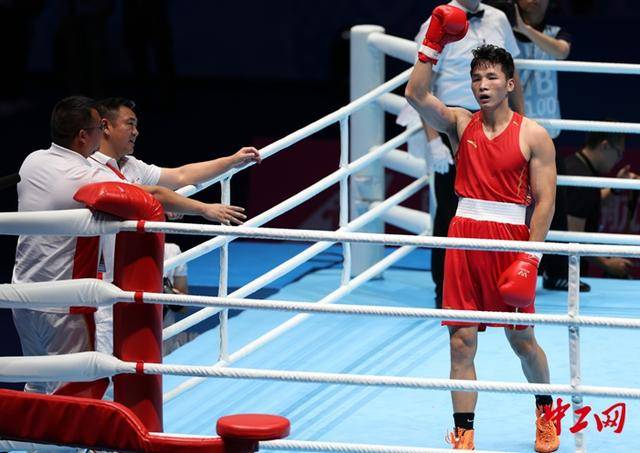 全运会拳击男子80公斤级决赛<strong></p>
<p>中京电子股票</strong>，王小保夺冠！