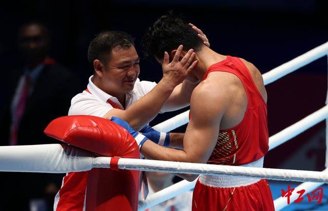 全运会拳击男子80公斤级决赛<strong></p>
<p>中京电子股票</strong>，王小保夺冠！