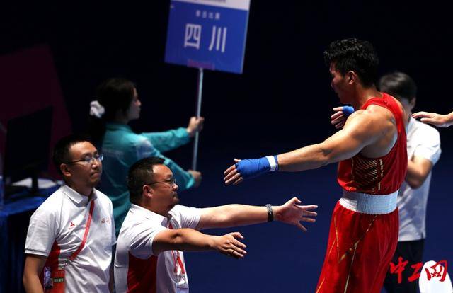 全运会拳击男子80公斤级决赛<strong></p>
<p>中京电子股票</strong>，王小保夺冠！