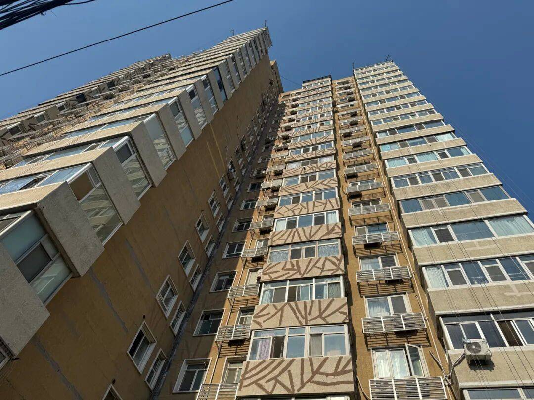 四环边这栋“补丁大楼”挺吓人<strong></p>
<p>沃森生物股票</strong>，物业：明年改造丨有事儿@新京报