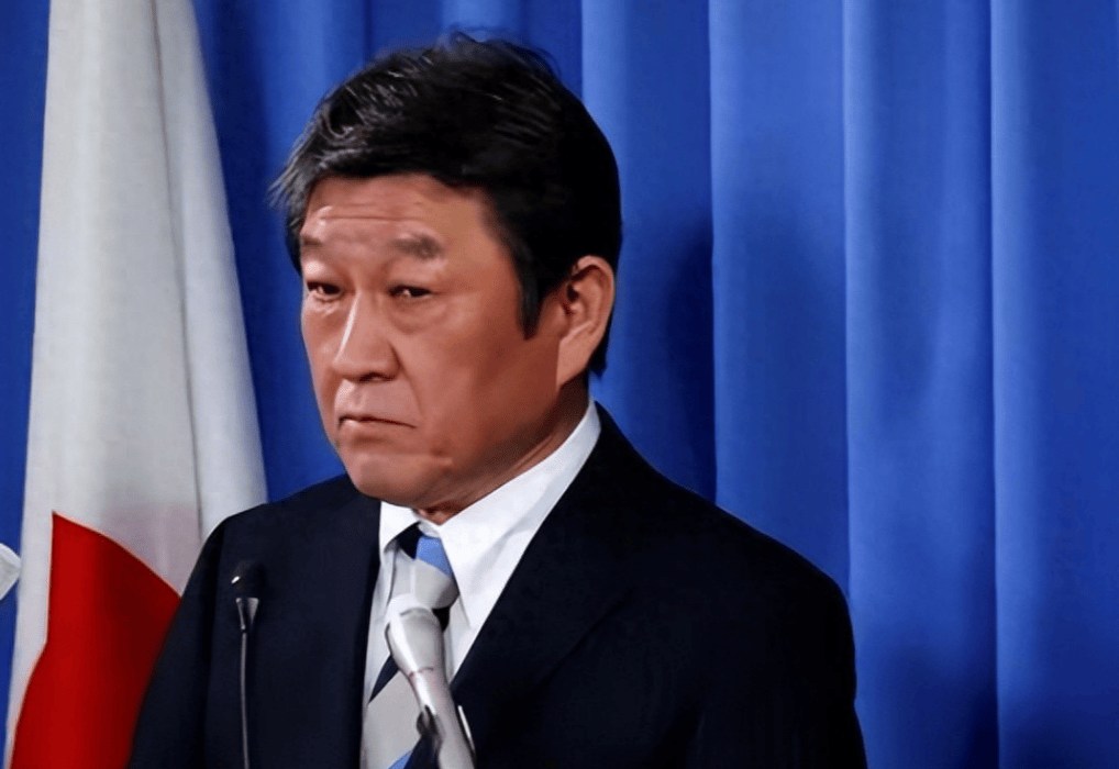 面对中国记者步步紧逼，日本外相现场失语，恨不得同高市早苗当场割席！