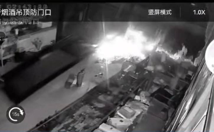 多名男子开越野车撞开烟酒店大门行窃<strong></p>
<p>上港集团股票</strong>，失主报案称损失超20万元，警方回应