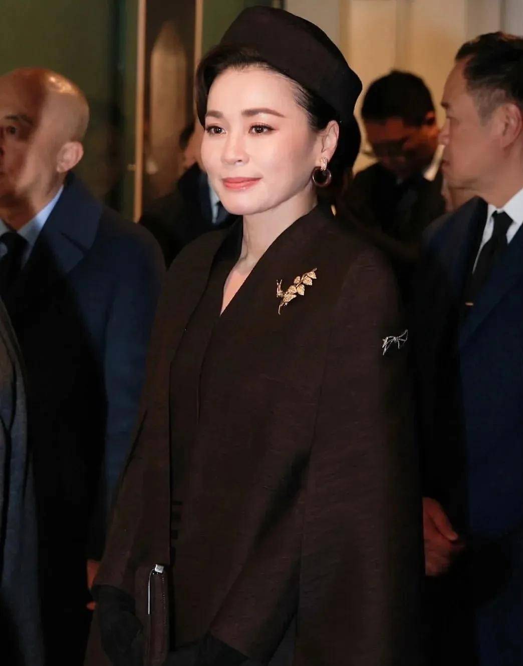 泰国王后访华“穿搭九宫格”出圈<strong></p>
<p>上港集团股票</strong>，隆重珠宝展现用心诚意