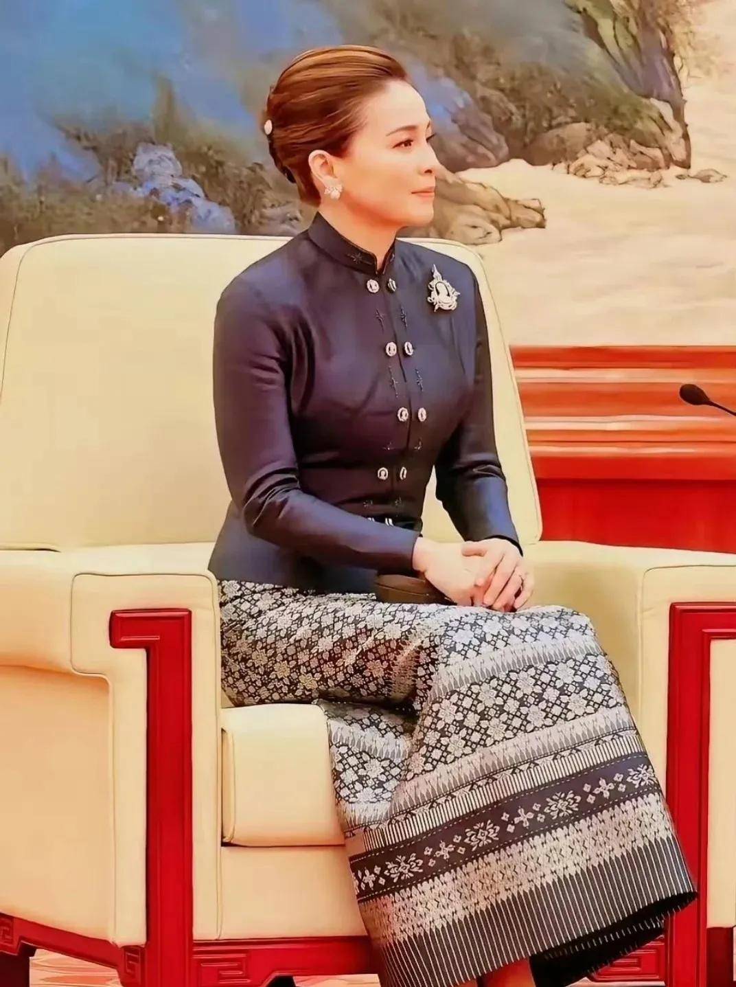 泰国王后访华“穿搭九宫格”出圈<strong></p>
<p>上港集团股票</strong>，隆重珠宝展现用心诚意