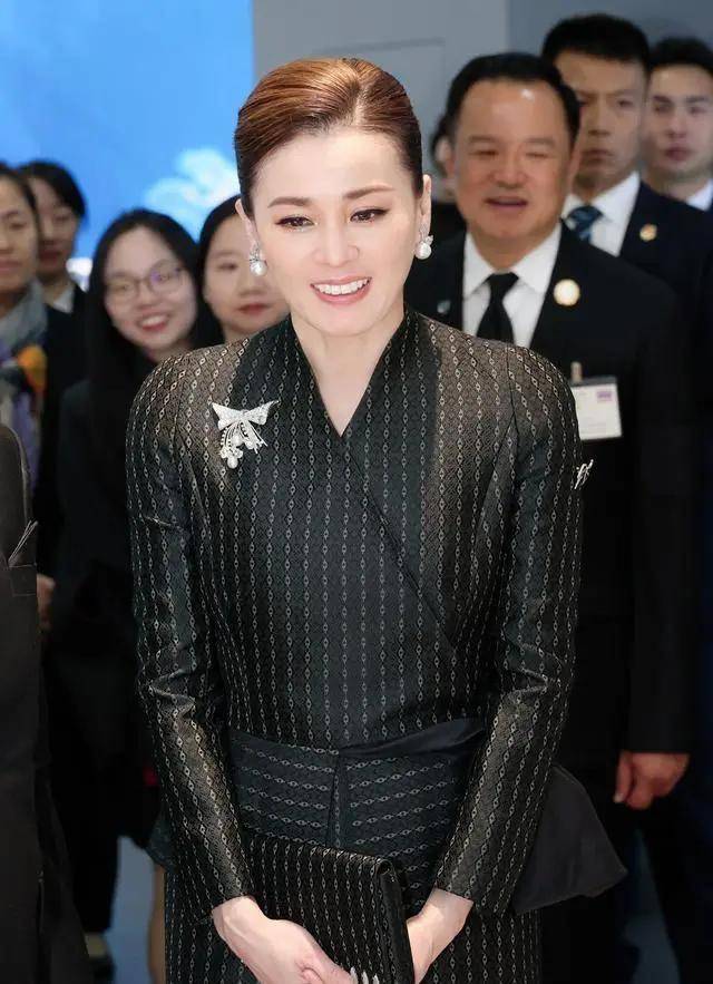 泰国王后访华“穿搭九宫格”出圈<strong></p>
<p>上港集团股票</strong>，隆重珠宝展现用心诚意