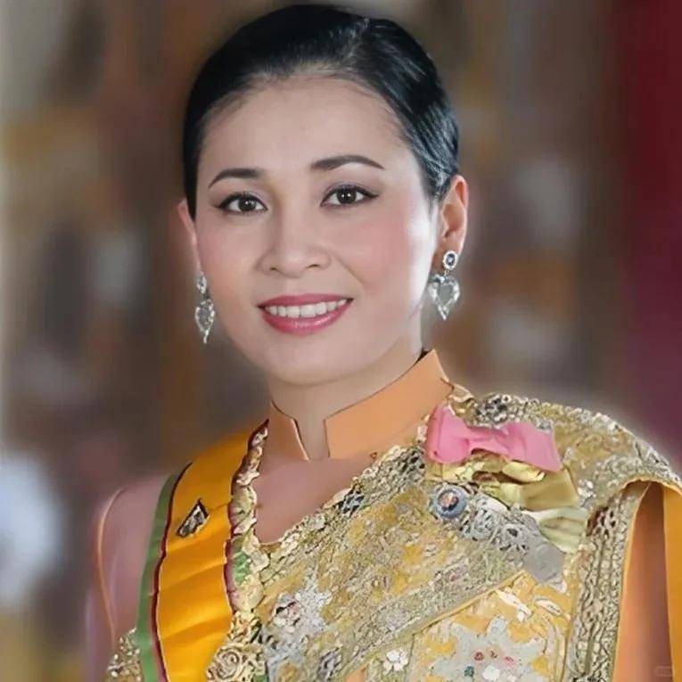 泰国王后访华“穿搭九宫格”出圈<strong></p>
<p>上港集团股票</strong>，隆重珠宝展现用心诚意