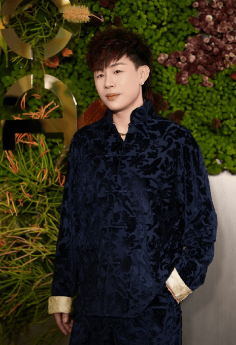 考古|胡彦斌易梦玲恋情曝光！相差16岁横跨歌手网红领域<strong></p>
<p>上港集团股票</strong>，25年底最让人震惊的情侣出现