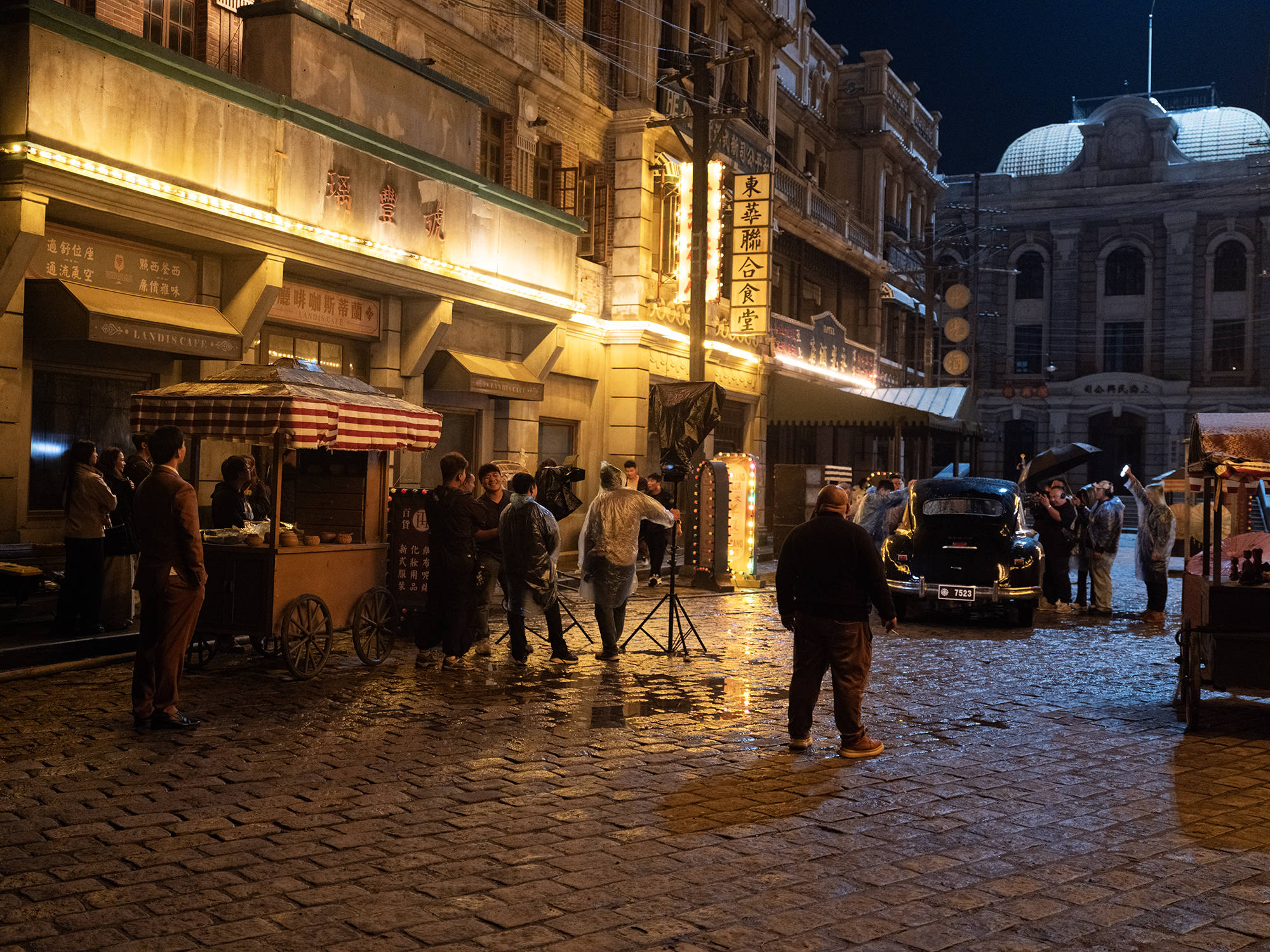 工人父母砸20万培养 00后演员没戏拍送外卖