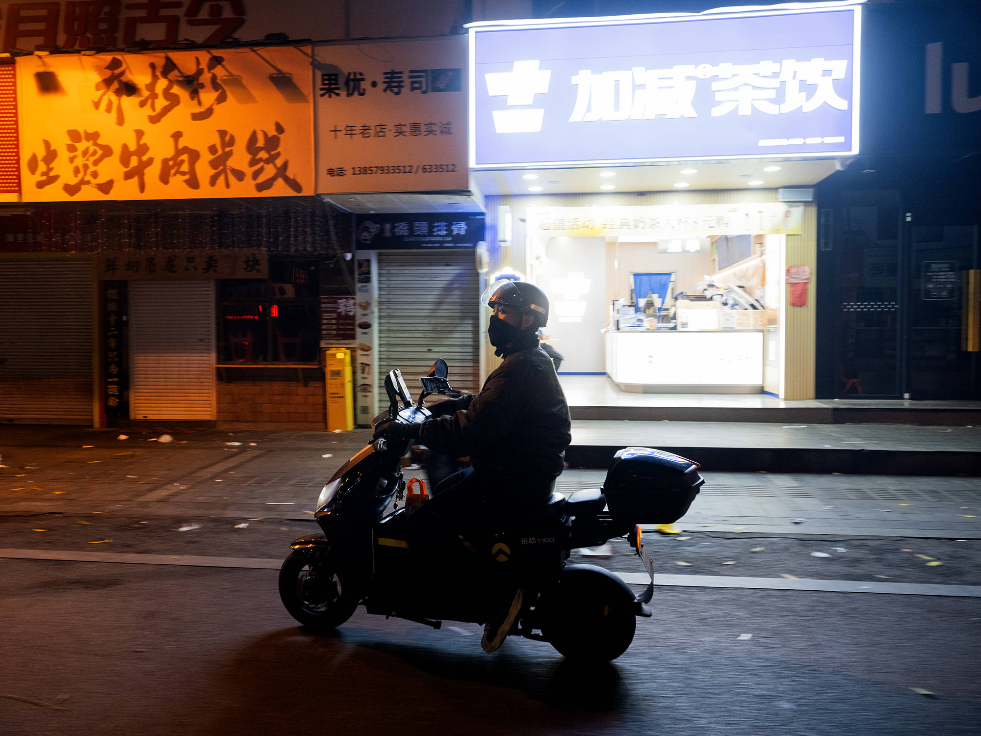 工人父母砸20万培养 00后演员没戏拍送外卖