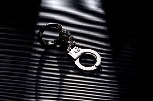 17岁女孩被继父强奸时不敢反抗<strong></p>
<p>上港集团股票</strong>，曾目睹其家暴生母 法院：继父构成强奸罪