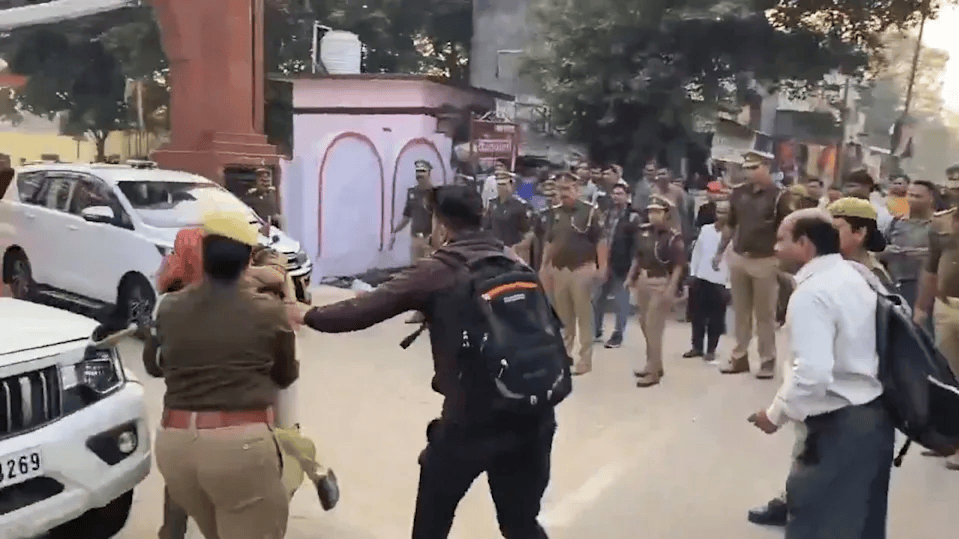 遭轮奸后接死亡威胁<strong></p>
<p>上港集团股票</strong>，印度16岁少女冲破警戒线向高级警官求助