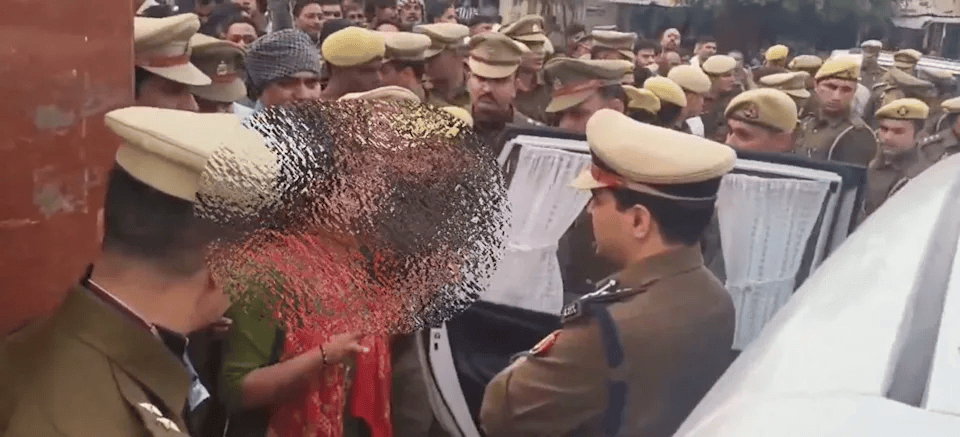 遭轮奸后接死亡威胁<strong></p>
<p>上港集团股票</strong>，印度16岁少女冲破警戒线向高级警官求助