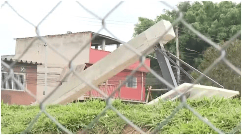 巴西17岁少年在朋友面前秀扣篮<strong></p>
<p>丰乐种业股票</strong>,下一秒篮架倒塌被砸头身亡