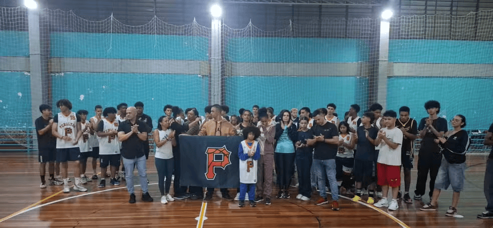 巴西17岁少年在朋友面前秀扣篮<strong></p>
<p>丰乐种业股票</strong>,下一秒篮架倒塌被砸头身亡