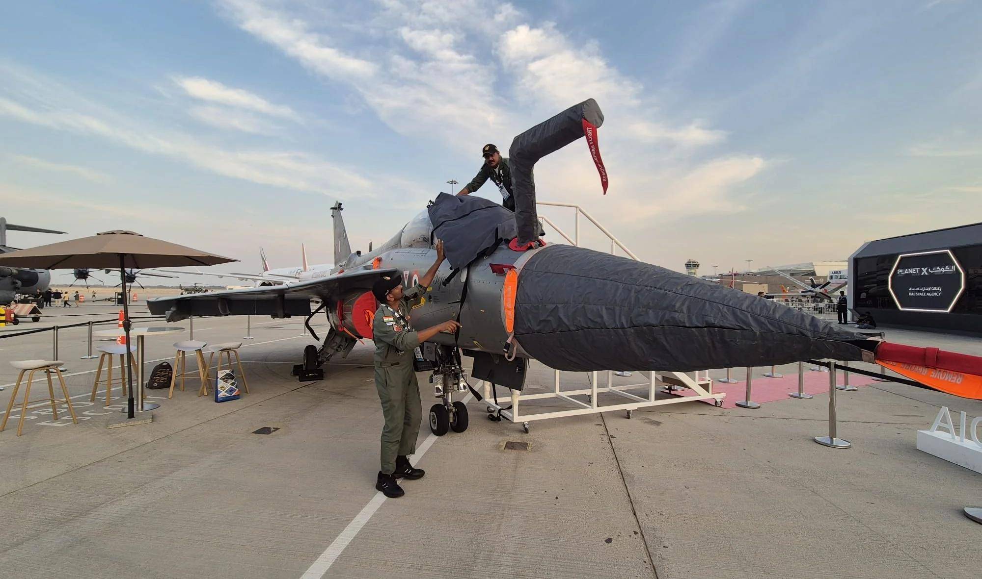 印度光辉坠机<strong></p>
<p>启明星辰股票</strong>，美印爆发吵架，破口大骂发动机后，美军献上加油机