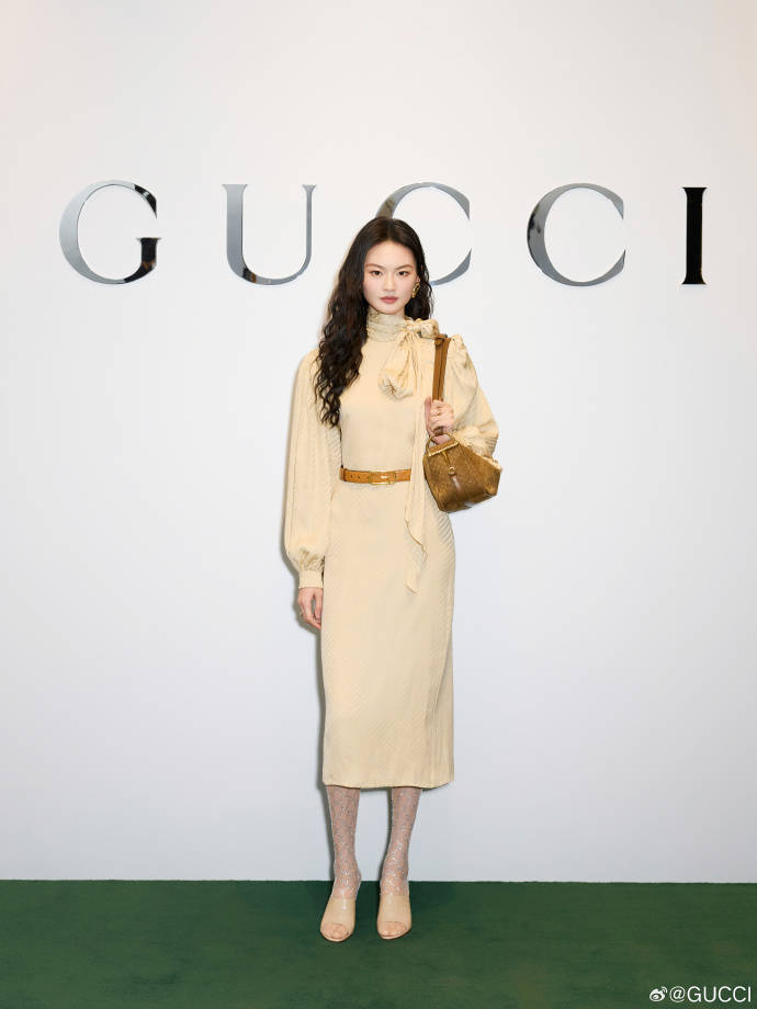 王楚然一席蓝色复古裙惊艳成都<strong></p>
<p>中信建投股票</strong>，欧阳娜娜一身LV看展愈加熟女风！