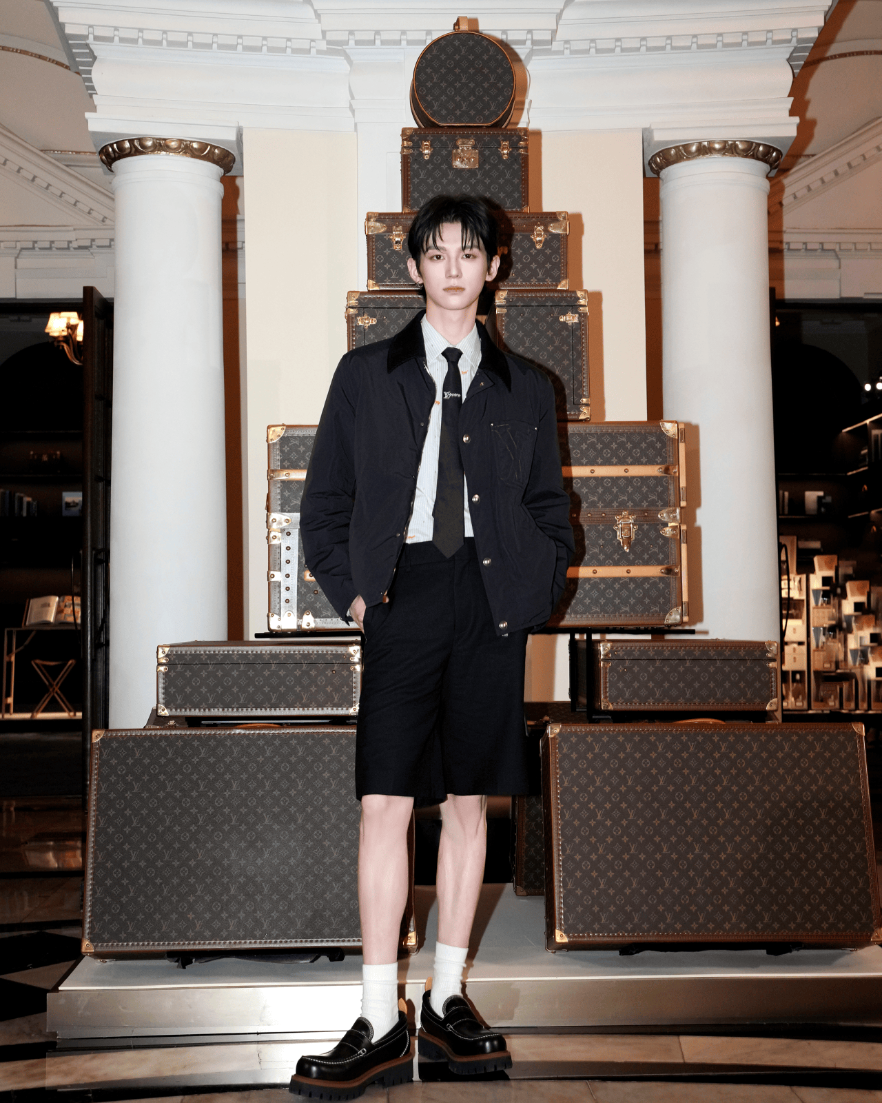 王楚然一席蓝色复古裙惊艳成都<strong></p>
<p>中信建投股票</strong>，欧阳娜娜一身LV看展愈加熟女风！