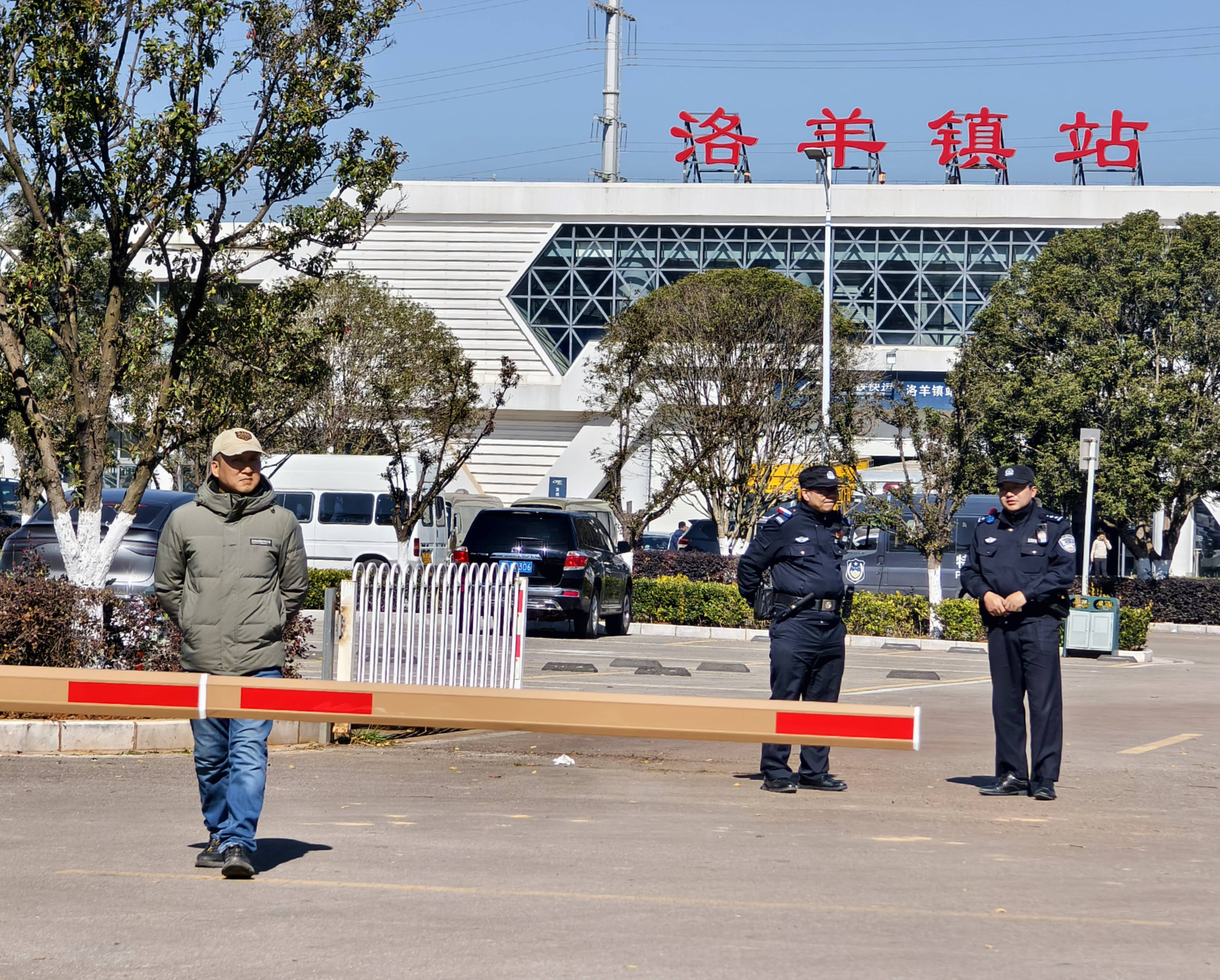 昆明发生试验列车撞施工作业人员事故<strong></p>
<p>中信建投股票</strong>，开屏新闻记者探访现场