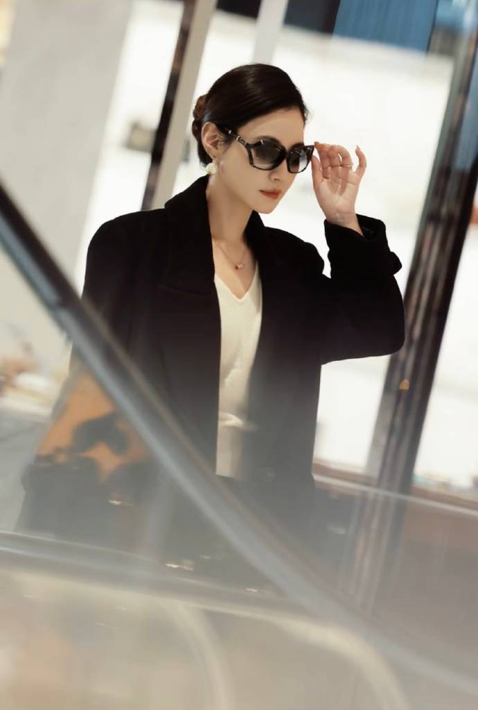 考古|杨雪女儿为妈妈拍站姐图<strong></p>
<p>中信建投股票</strong>，颜值重现“江玉燕”，最美反派还是个宝藏女神！