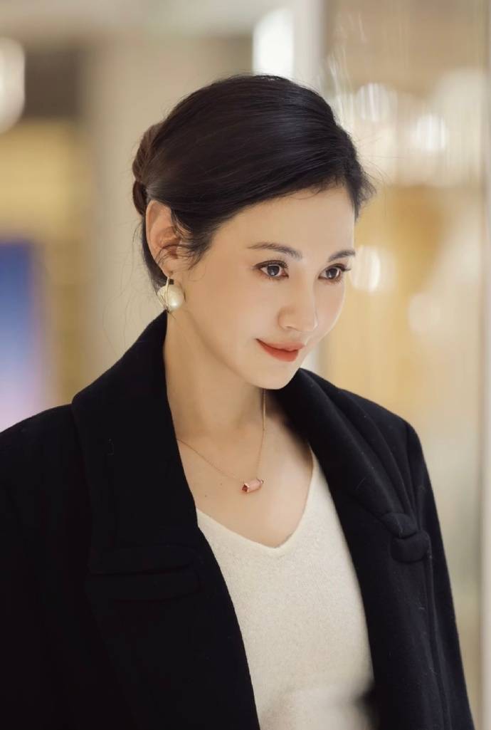 考古|杨雪女儿为妈妈拍站姐图<strong></p>
<p>中信建投股票</strong>，颜值重现“江玉燕”，最美反派还是个宝藏女神！