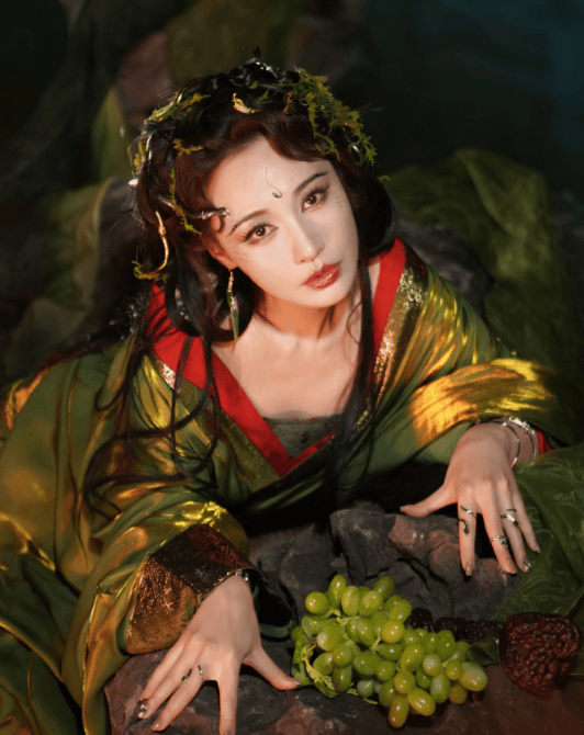 考古|杨雪女儿为妈妈拍站姐图<strong></p>
<p>中信建投股票</strong>，颜值重现“江玉燕”，最美反派还是个宝藏女神！