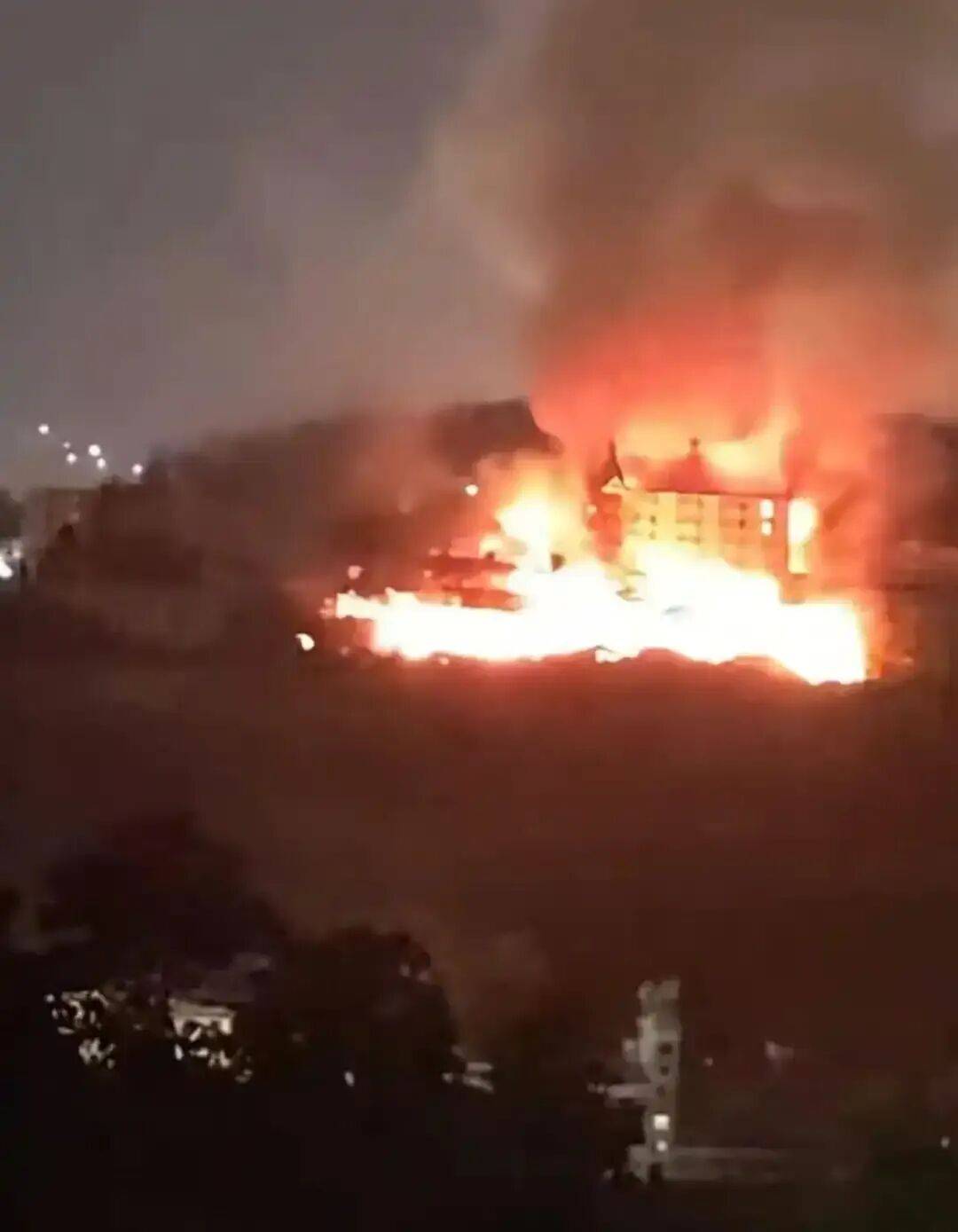 福州闽清县一酒店建筑夜间起火<strong></p>
<p>长信科技股票</strong>，楼裙燃烧；当地消防：是废弃建筑，未造成伤亡，起火原因还在调查中