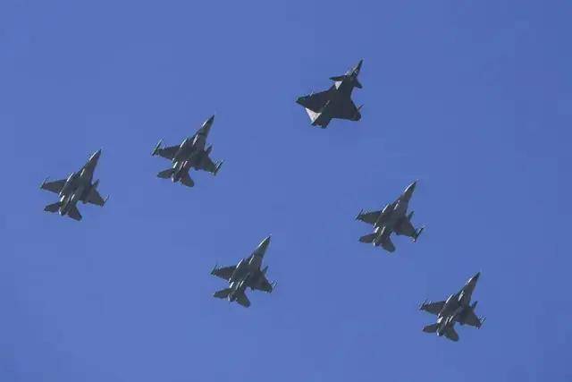 我们落后了？土耳其完成“世界首次无人机发射空空弹”<strong></p>
<p>长信科技股票</strong>，性能如何