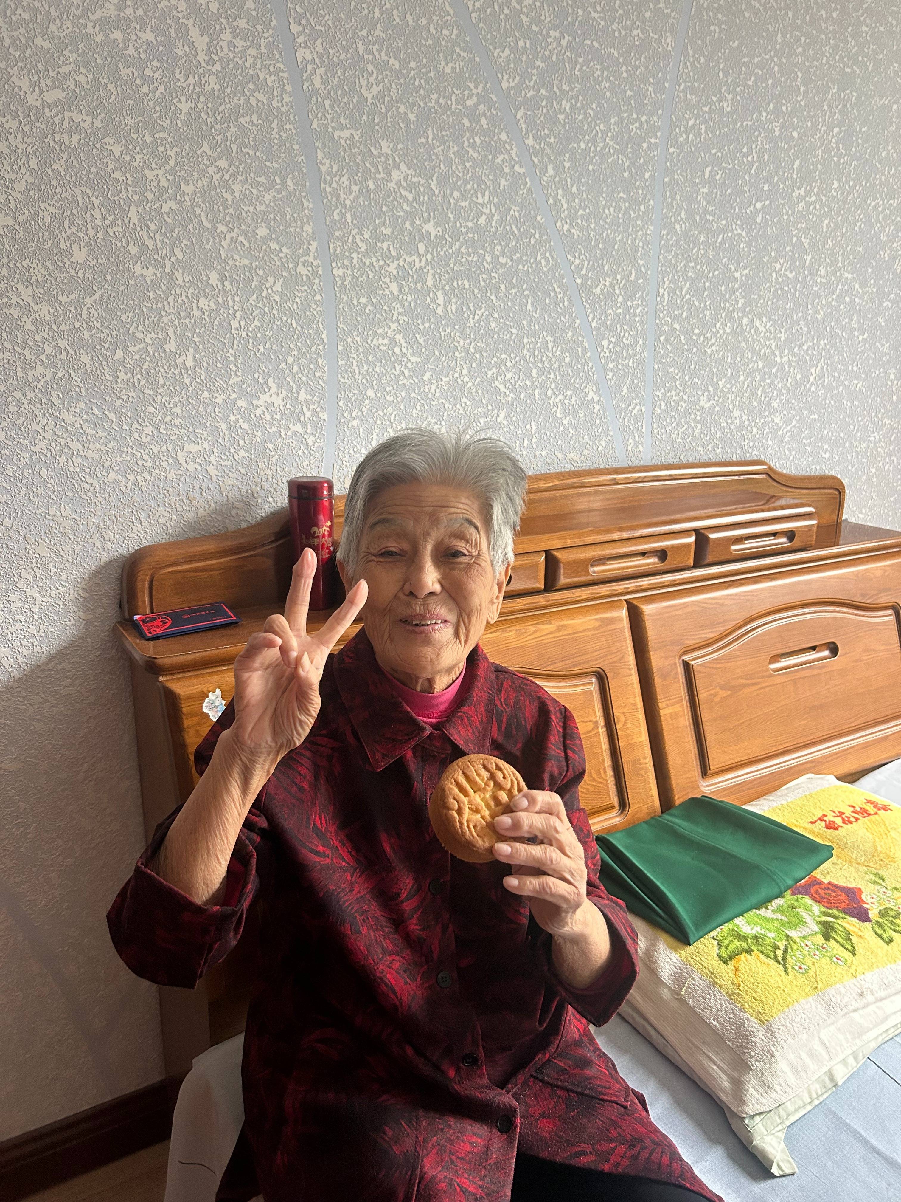 女子晒照对比奶奶自爷爷去世9个月后变化:再也不是时髦的老太太了<strong></p>
<p>江淮汽车股票</strong>,评论区泪目