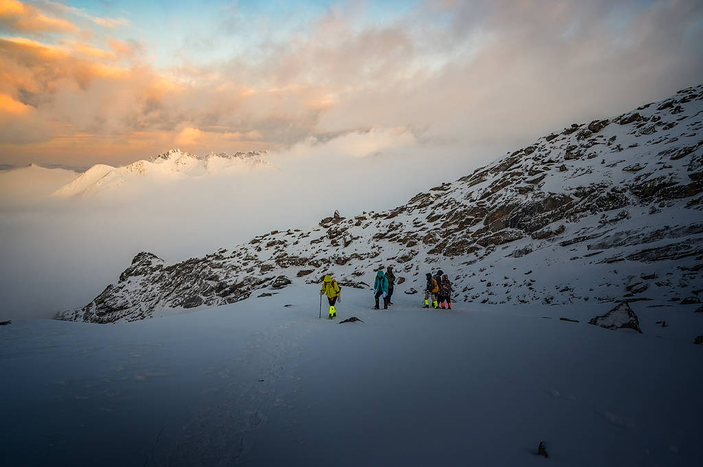 为给大学生拍登顶照片 向导从5300米雪山坠亡
