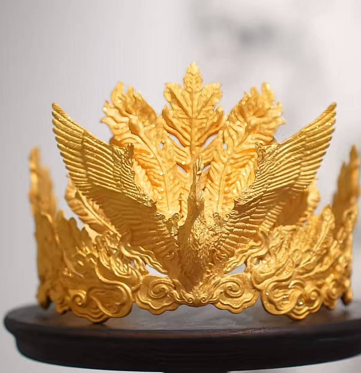 4斤黄金凤冠在免费展览中被男童触碰损坏，办展美术馆：罩子是没有固定的，律师分析