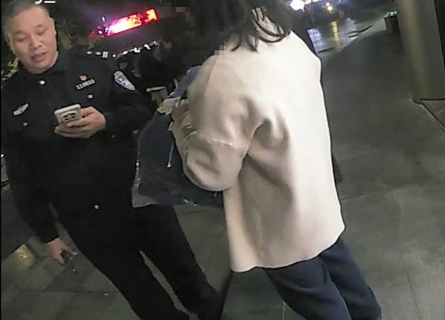 机智!快递在家门口被偷<strong></p>
<p>高德红外股票</strong>,她用一招抓到了人还拿回了东西