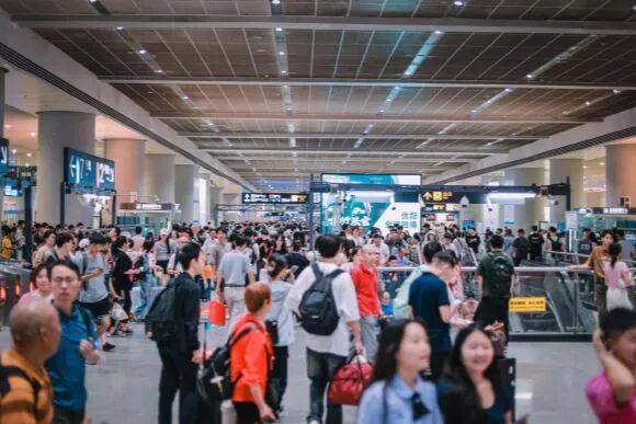 “破界”成都：两千万常住人口脚下的轨道新路