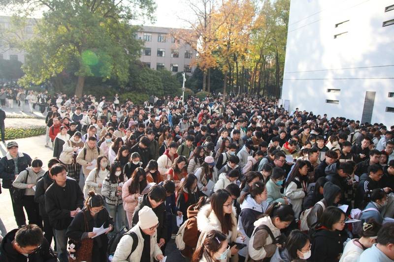 中年失业的地产人<strong></p>
<p>股票人</strong>，挤进考公“复活赛”