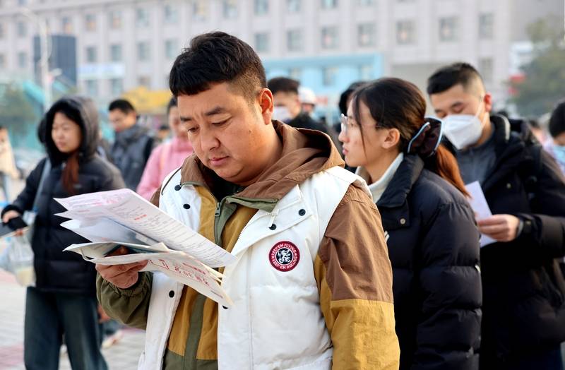 中年失业的地产人<strong></p>
<p>股票人</strong>，挤进考公“复活赛”