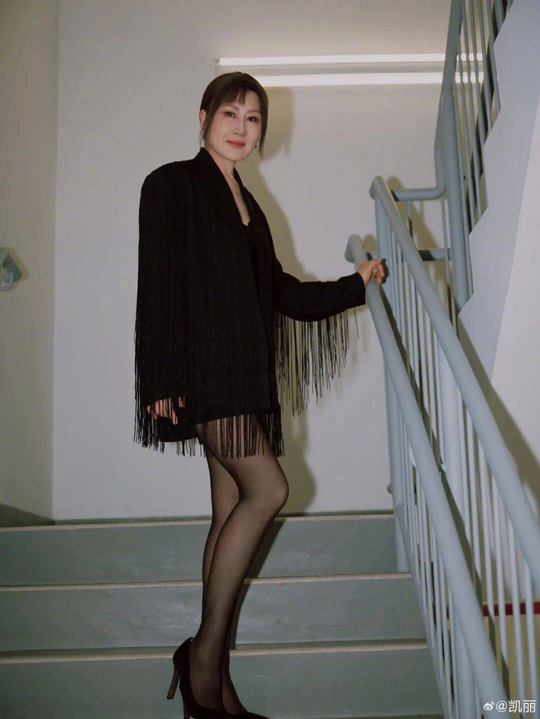 63岁女演员张凯丽晒照<strong></p>
<p>股票人</strong>，黑丝袜配高跟鞋，曾表示：年龄阻挡不了追求美的脚步