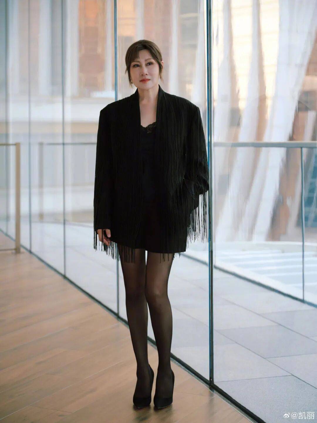 63岁女演员张凯丽晒照<strong></p>
<p>股票人</strong>，黑丝袜配高跟鞋，曾表示：年龄阻挡不了追求美的脚步