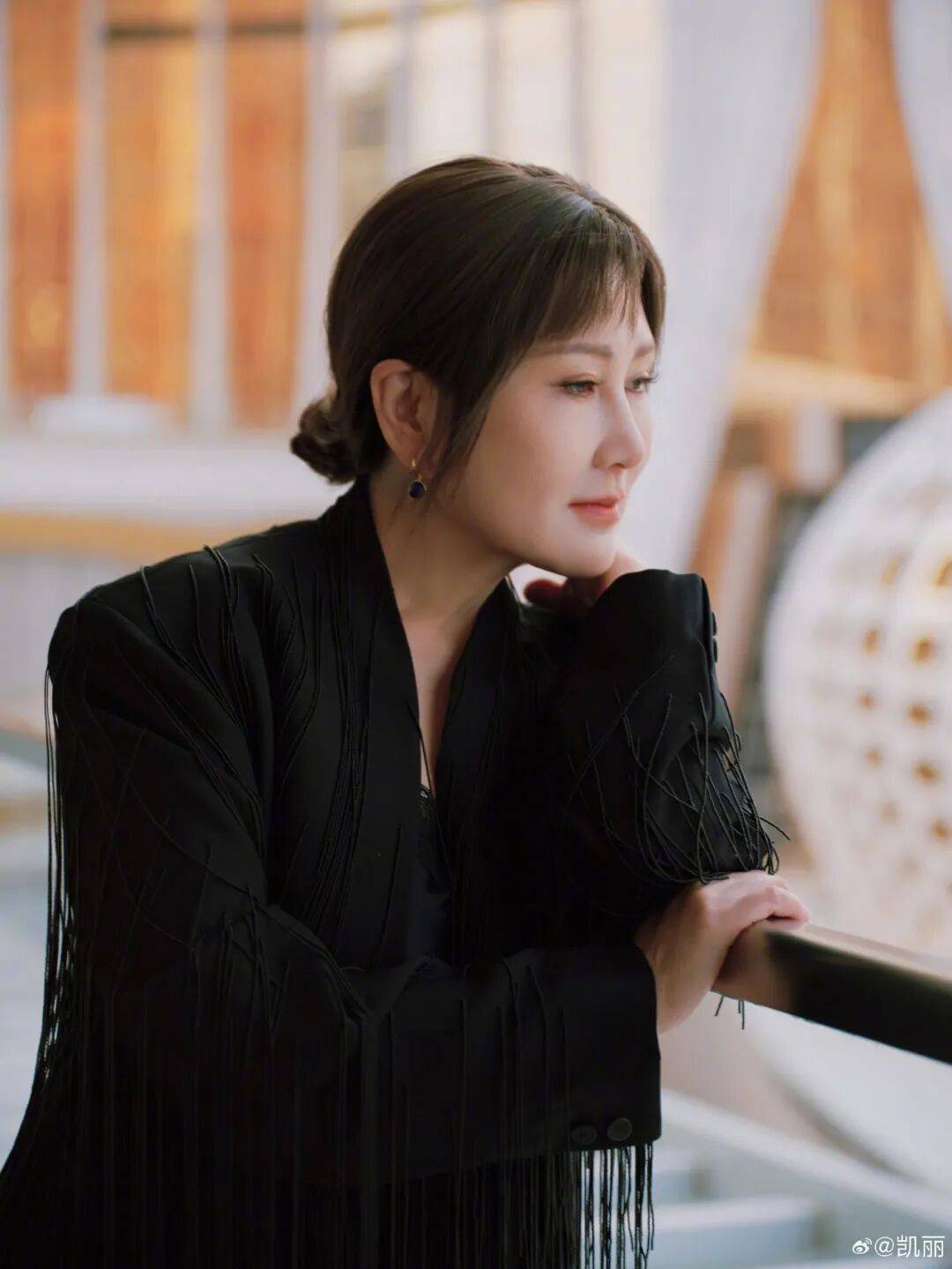 63岁女演员张凯丽晒照<strong></p>
<p>股票人</strong>，黑丝袜配高跟鞋，曾表示：年龄阻挡不了追求美的脚步