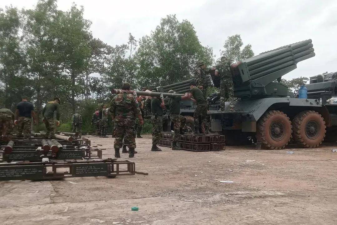 柬埔寨出动PHL-03型300毫米远火<strong></p>
<p>奋达科技股票</strong>，3发火箭弹准确命中泰军据点？