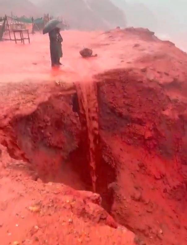 罕见！伊朗霍尔木兹岛遭遇强降雨<strong></p>
<p>中国长城股票</strong>，部分海域变成“血色海洋”