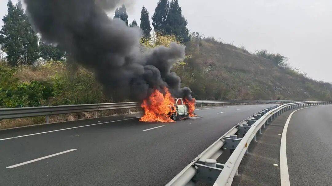 四川高速上一汽车突发自燃！车内两人闻到异味后果断弃车<strong></p>
<p>中国长城股票</strong>，成功逃生