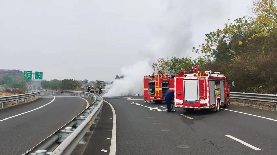 四川高速上一汽车突发自燃！车内两人闻到异味后果断弃车<strong></p>
<p>中国长城股票</strong>，成功逃生