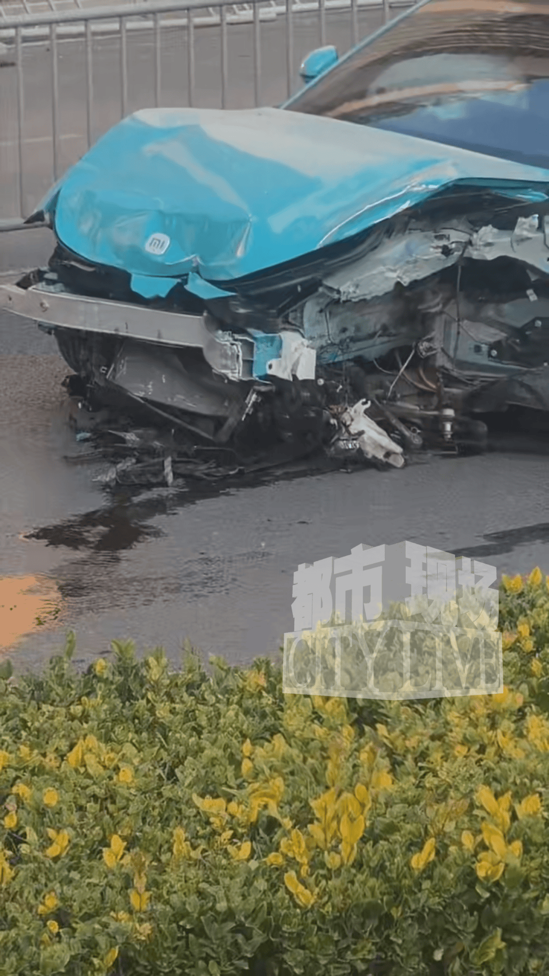 安徽一小米SU7撞翻几十米护栏<strong></p>
<p>中国长城股票</strong>，目击者称车辆前轮脱落后才刹停，当地交警回应