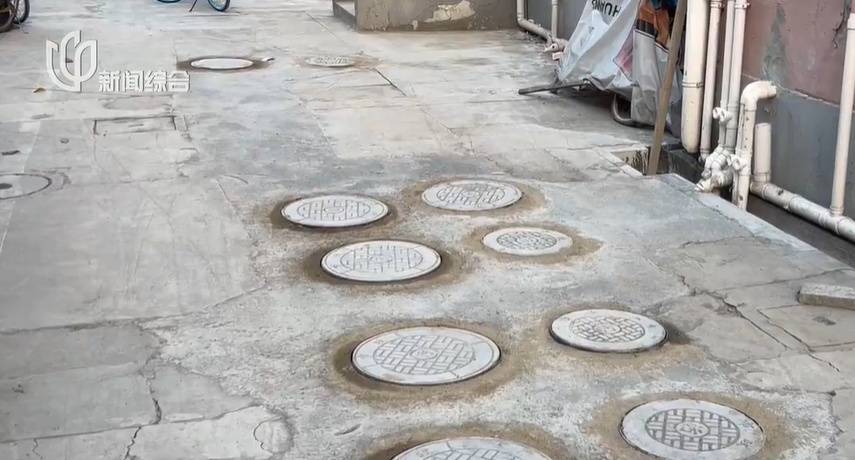 太夸张!上海人比比谁家楼下井盖多!有人家门口100个<strong></p>
<p>金信诺股票</strong>,“走路难!到处都像贴膏药”...