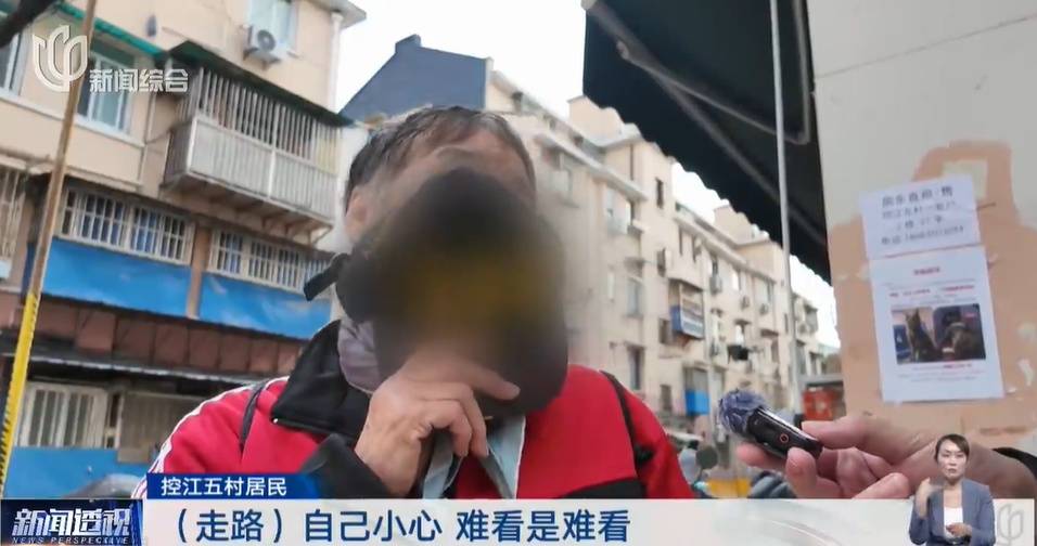 太夸张!上海人比比谁家楼下井盖多!有人家门口100个<strong></p>
<p>金信诺股票</strong>,“走路难!到处都像贴膏药”...