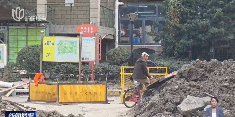 太夸张!上海人比比谁家楼下井盖多!有人家门口100个<strong></p>
<p>金信诺股票</strong>,“走路难!到处都像贴膏药”...